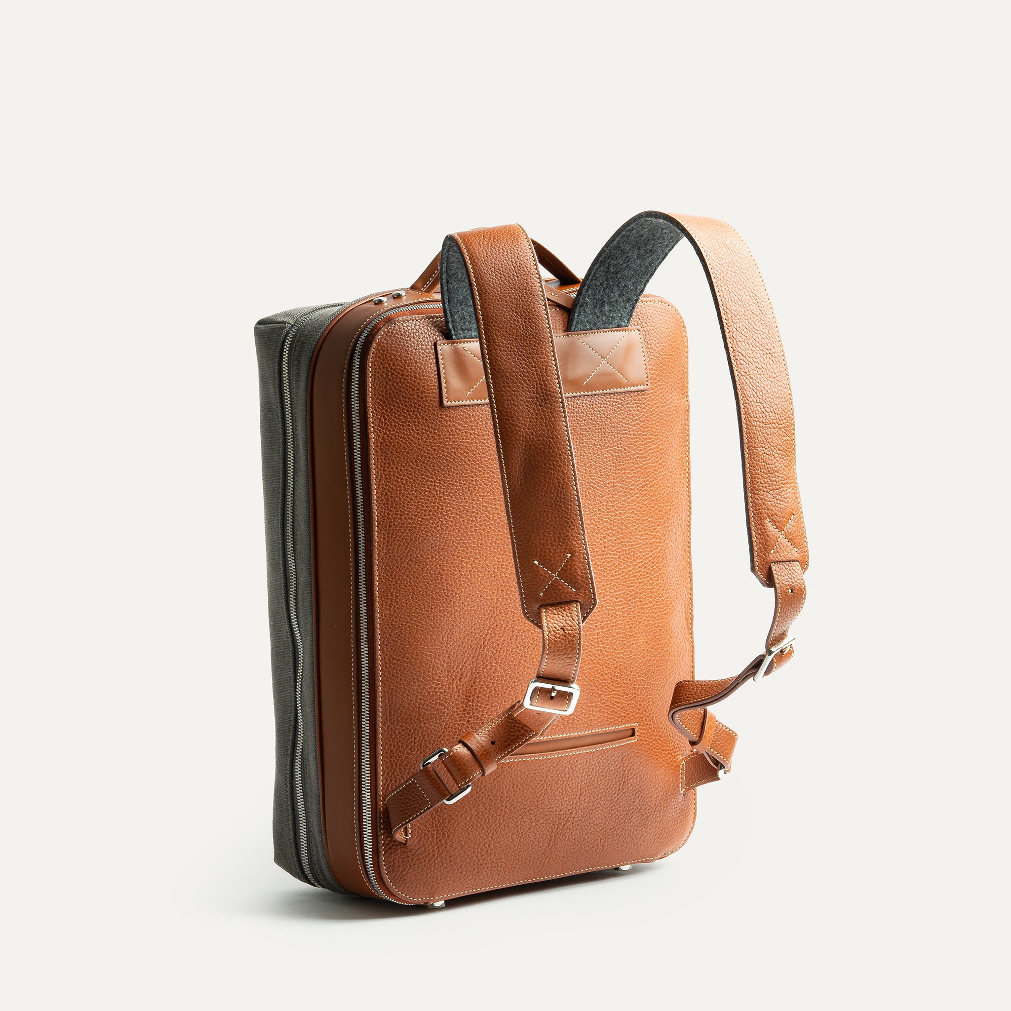 l'arrière du sac est réalisé avec du cuir pleine fleur lisse au tannage semi-végétal pour un coté chic