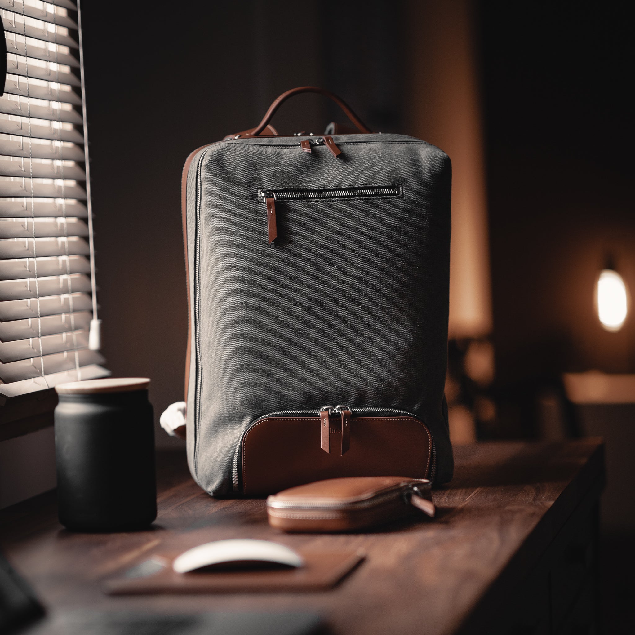 l'alliance parfaite de ce sac à dos conçu à partir de toile grise et de cuir marron, il est idéal pour les styles décontractés et chic 