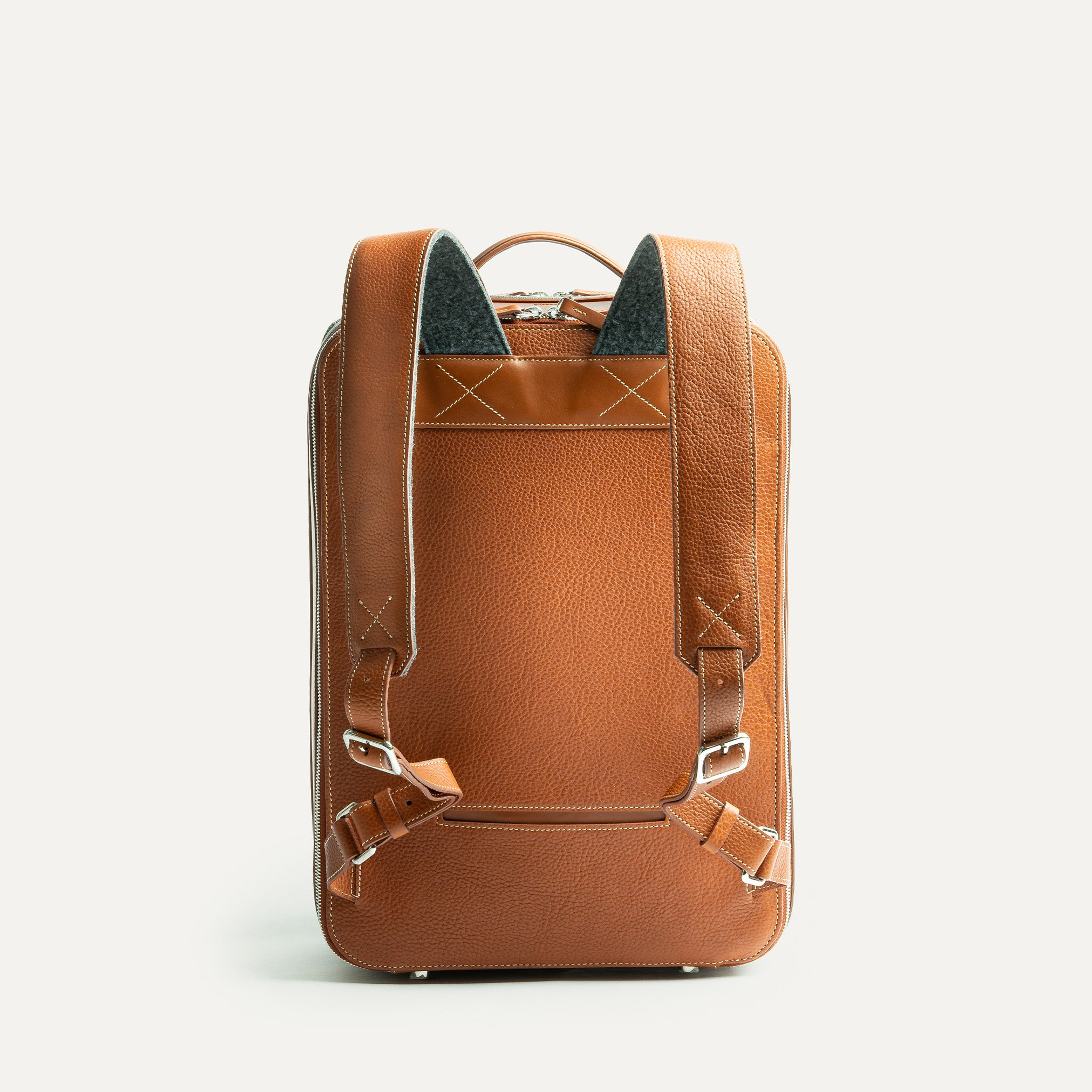 sac à dos homme avec anses ajustables en cuir à l'extérieur et en feutrine 100% recyclée à l'intérieur pour un meilleur confort au quotidien