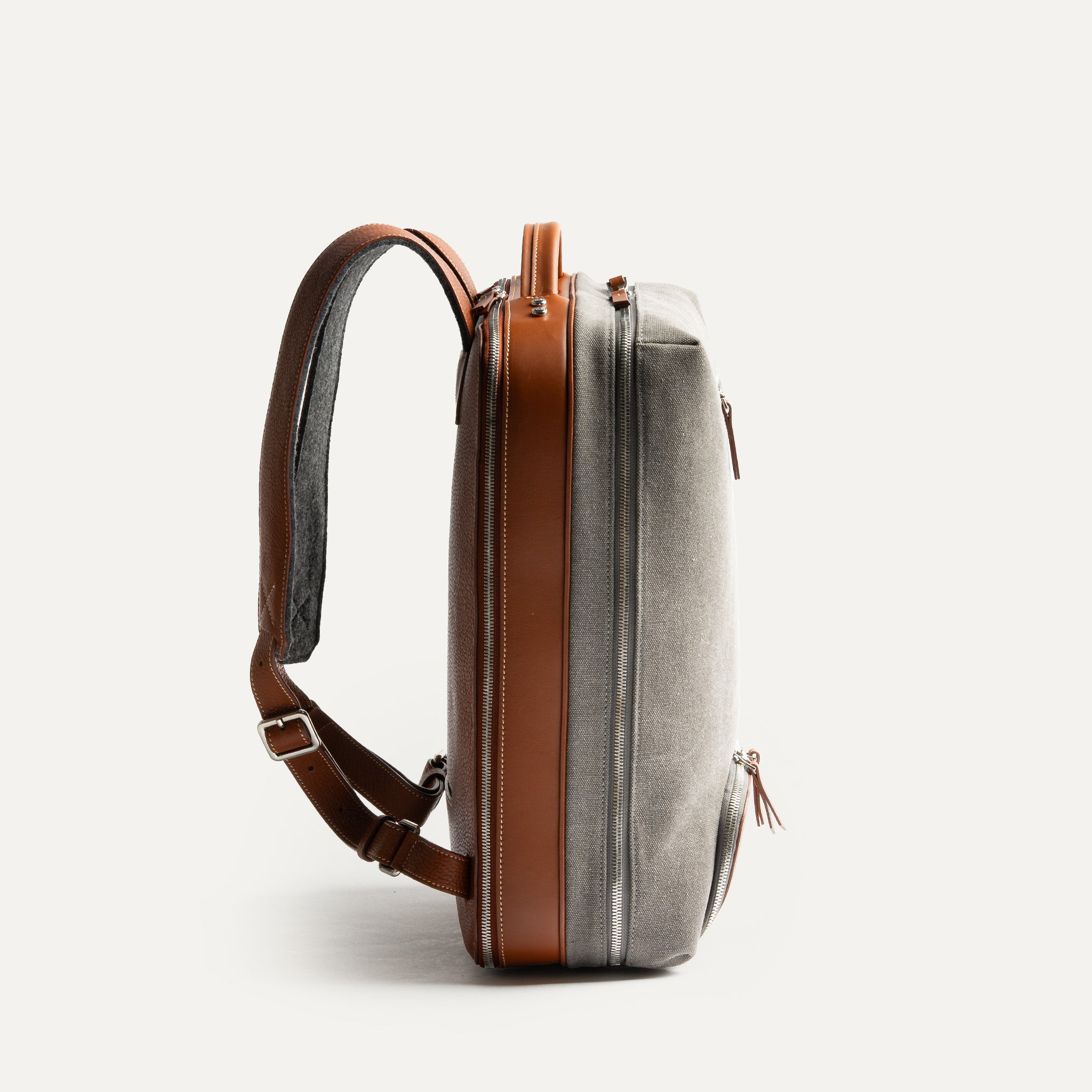 sac à dos au design bicolore avec une combinaison de toile et de cuir composé de deux espaces de rangements. 