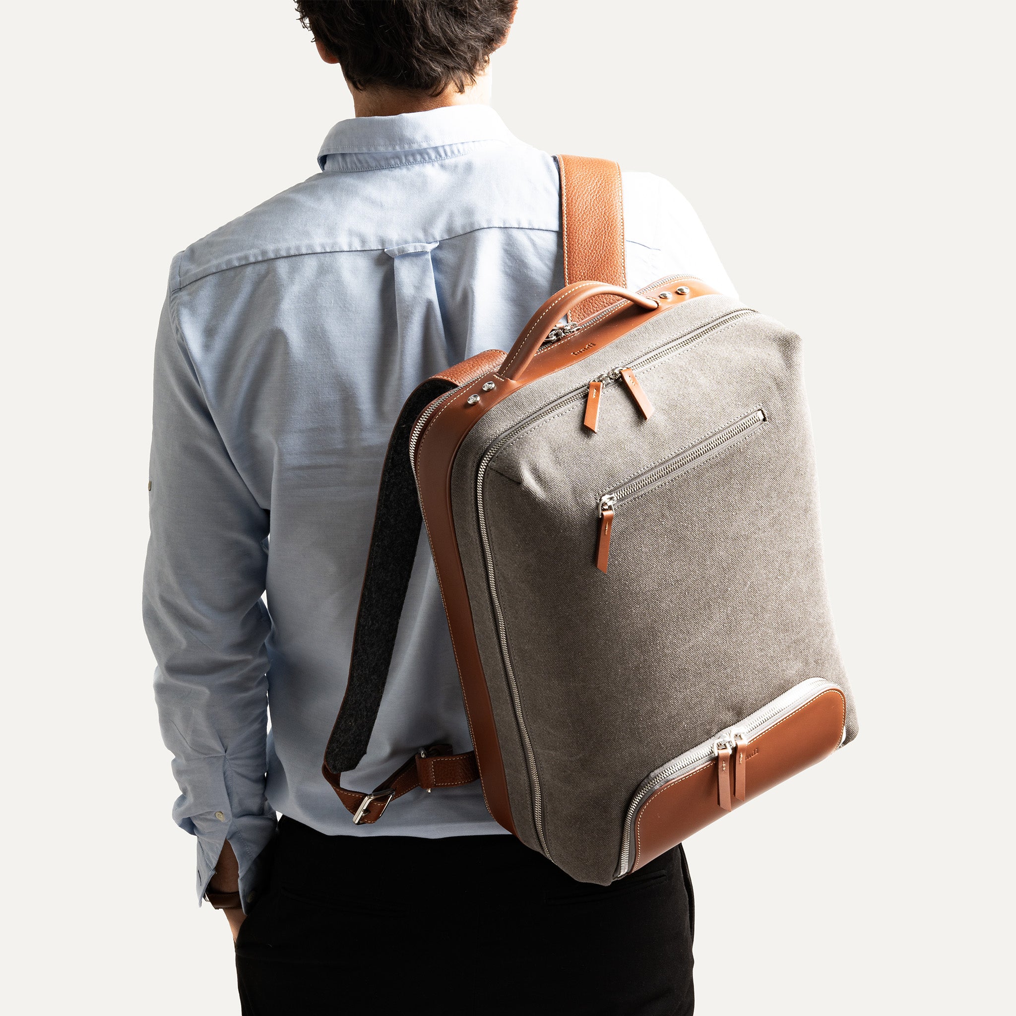 notre sac à dos léger, conçu avec soin est un accessoire chic offrant un confort lors de vos déplacements. 