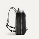 La forme verticale et le profil fin de ce sac à dos en toile et cuir homme est conçu pour un usage urbain, pour transporter un ordinateur portable ou des documents. 