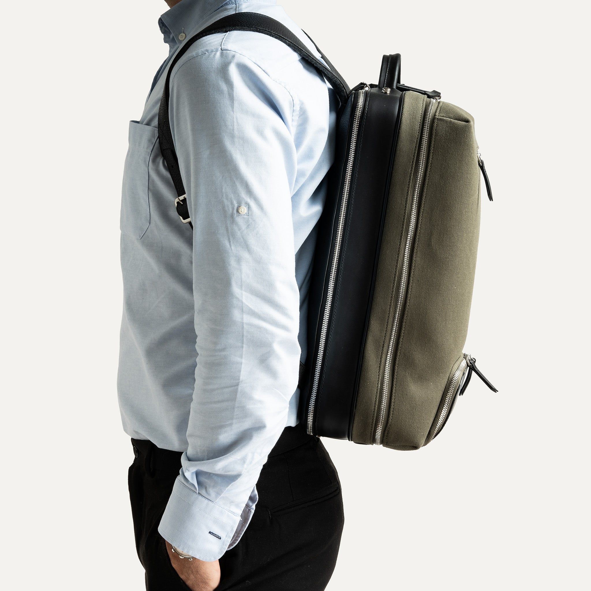 sac à dos en toile et en cuir homme pouvant comporter un ordi portable et des vêtements 