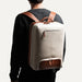ce sac à dos en toile et en cuir a un design élégant, adapté à un usage professionnel ou décontracté.