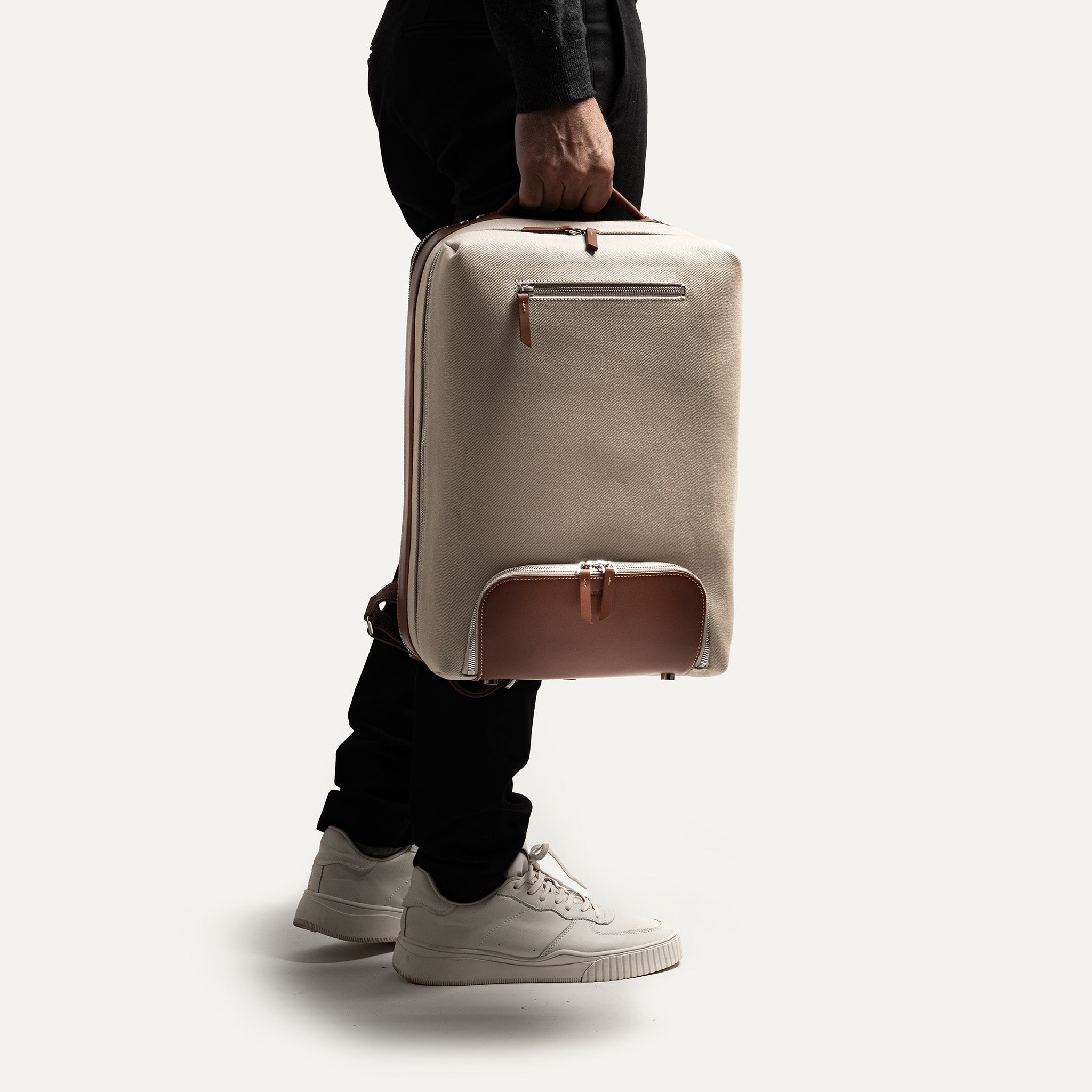Ce sac à dos ANTOINE est durable et comporte une poignée de transport tout en cuir