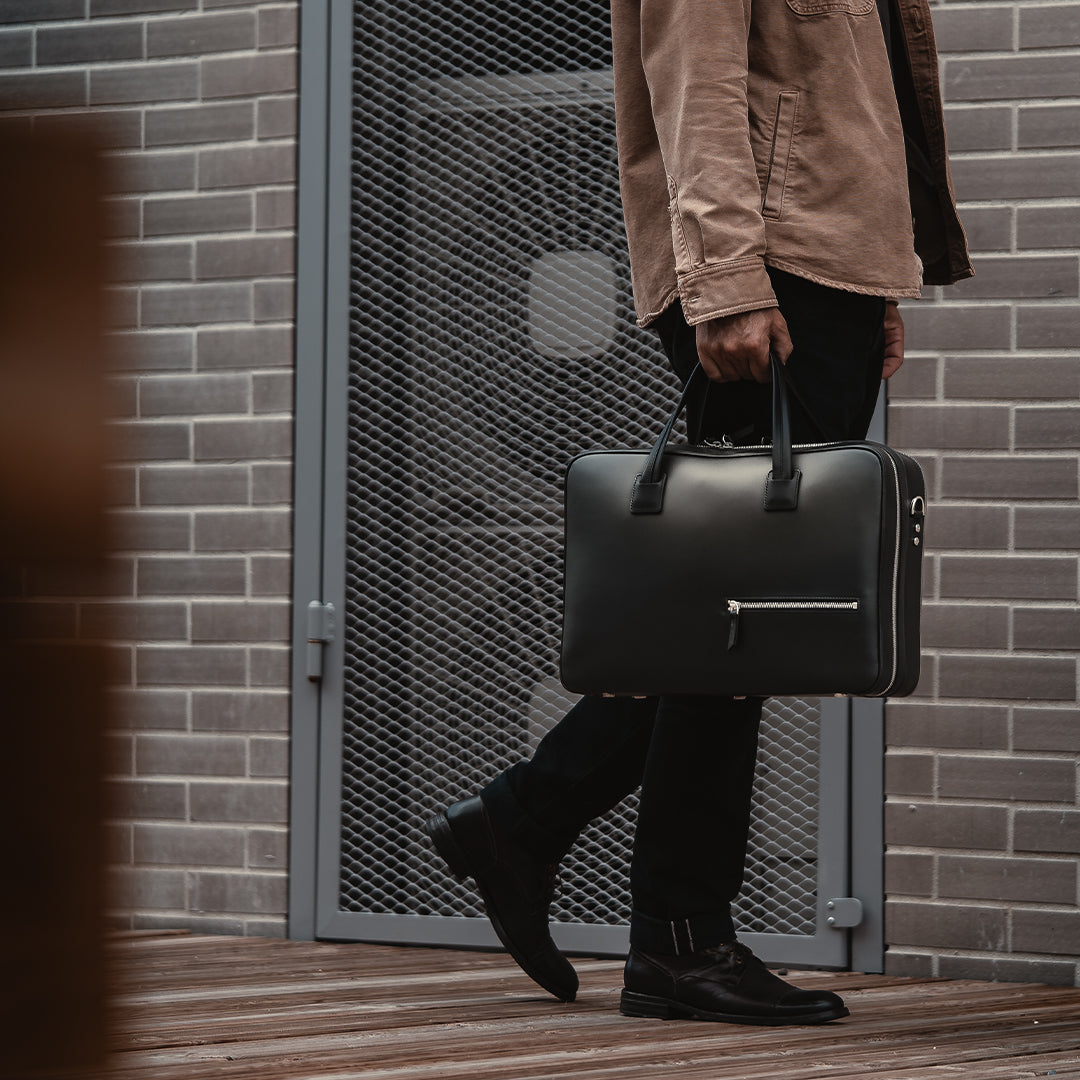 Un sac ordinateur élégant en cuir pleine fleur noir. Son format est très compact, avec des lignes épurées pour un style minimaliste. La fonctionnalité n'est pas en reste avec un nombre important de rangements.