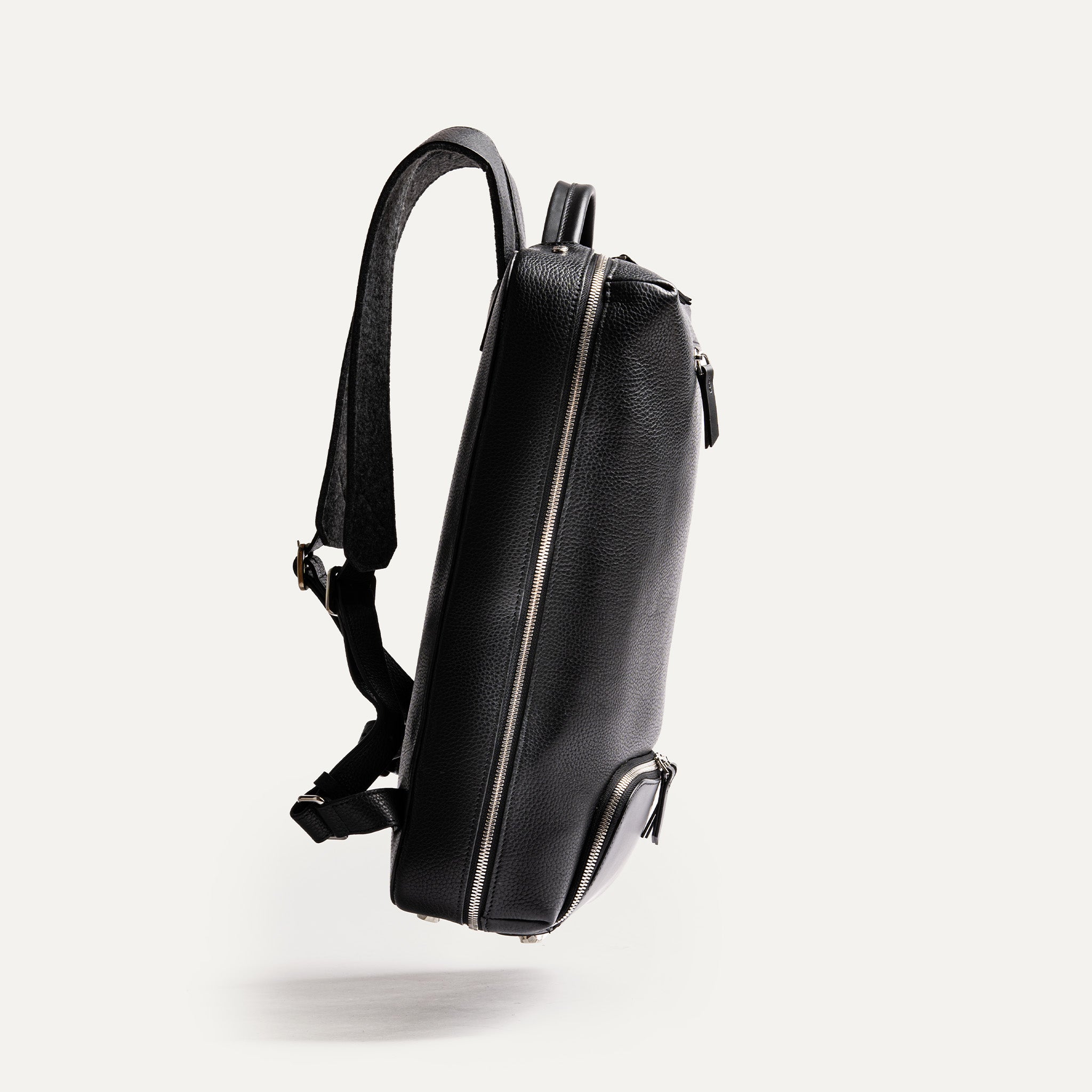 Conçu avec un style élégant et une fonctionnalité supérieure, ce sac à dos en cuir noir est l’accessoire de mode ultime il offre un mélange parfait de style et de fonctionnalités