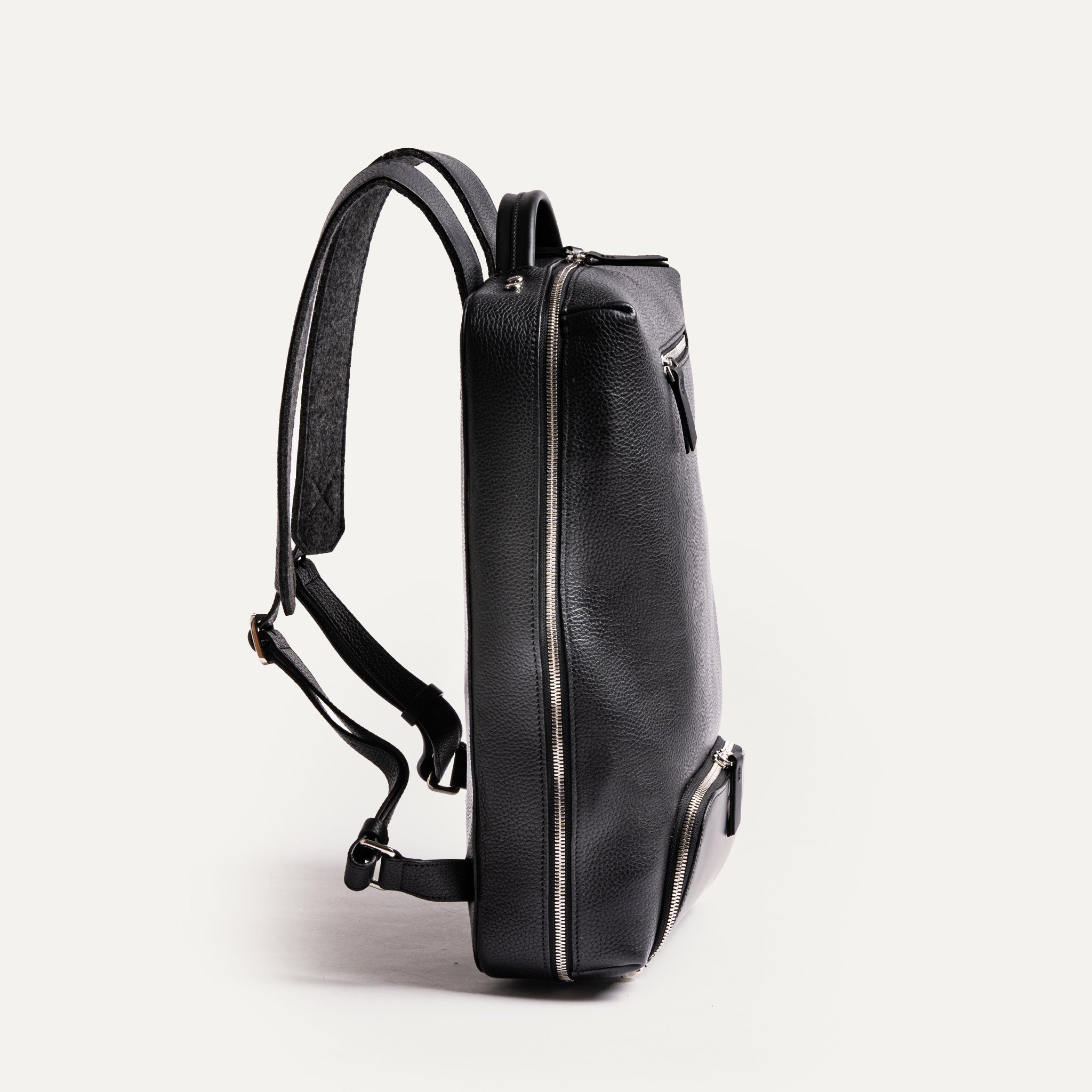 ce sac à dos offre une portabilité sans effort et sans sacrifier le style ou la fonctionnalité. Ses bretelles ajustables assurent un ajustement confortable
