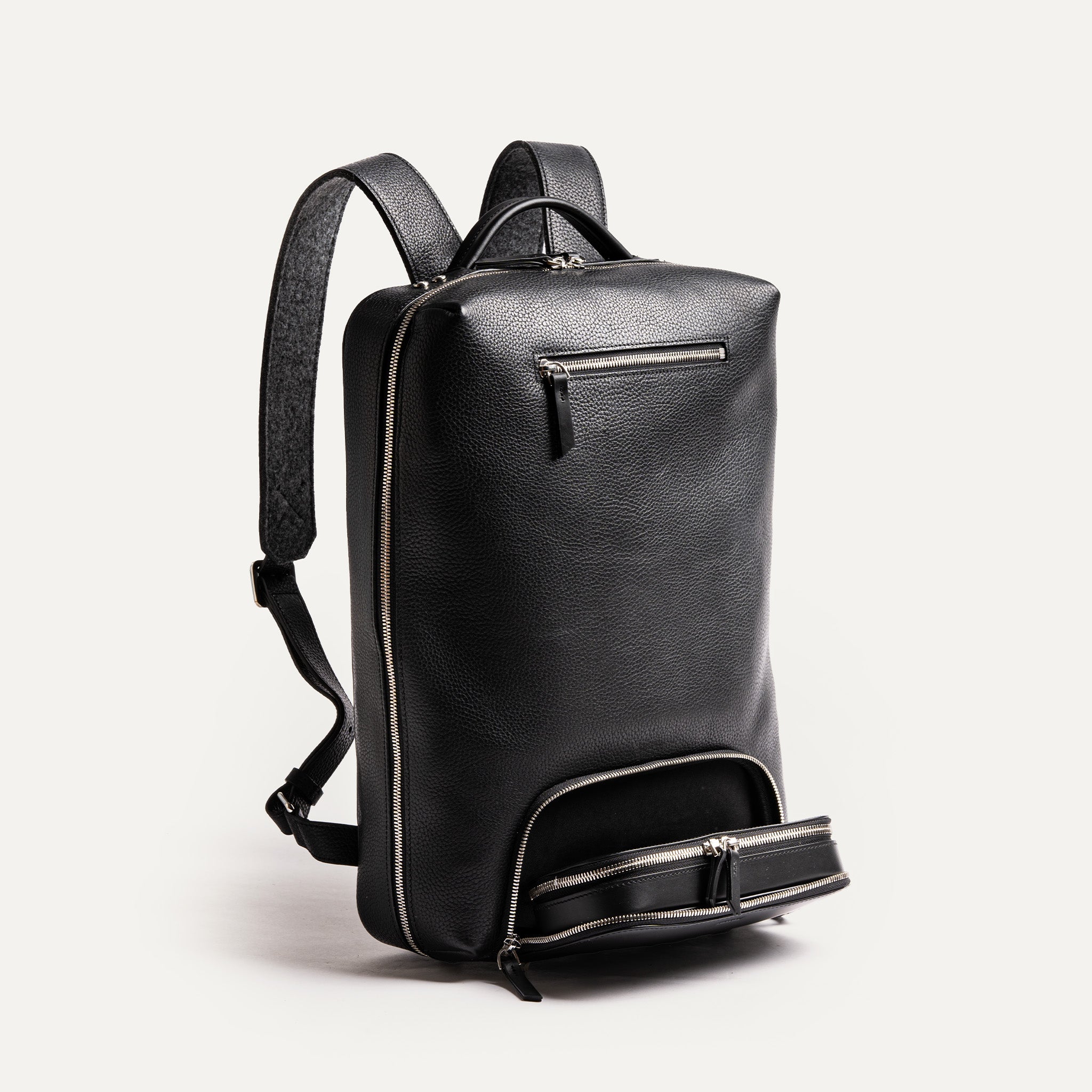 Le design minimaliste et épuré de ce sac à dos en cuir noir en fait un accessoire tendance Il est suffisamment spacieux pour transporter tous vos essentiels quotidien ou professionnel