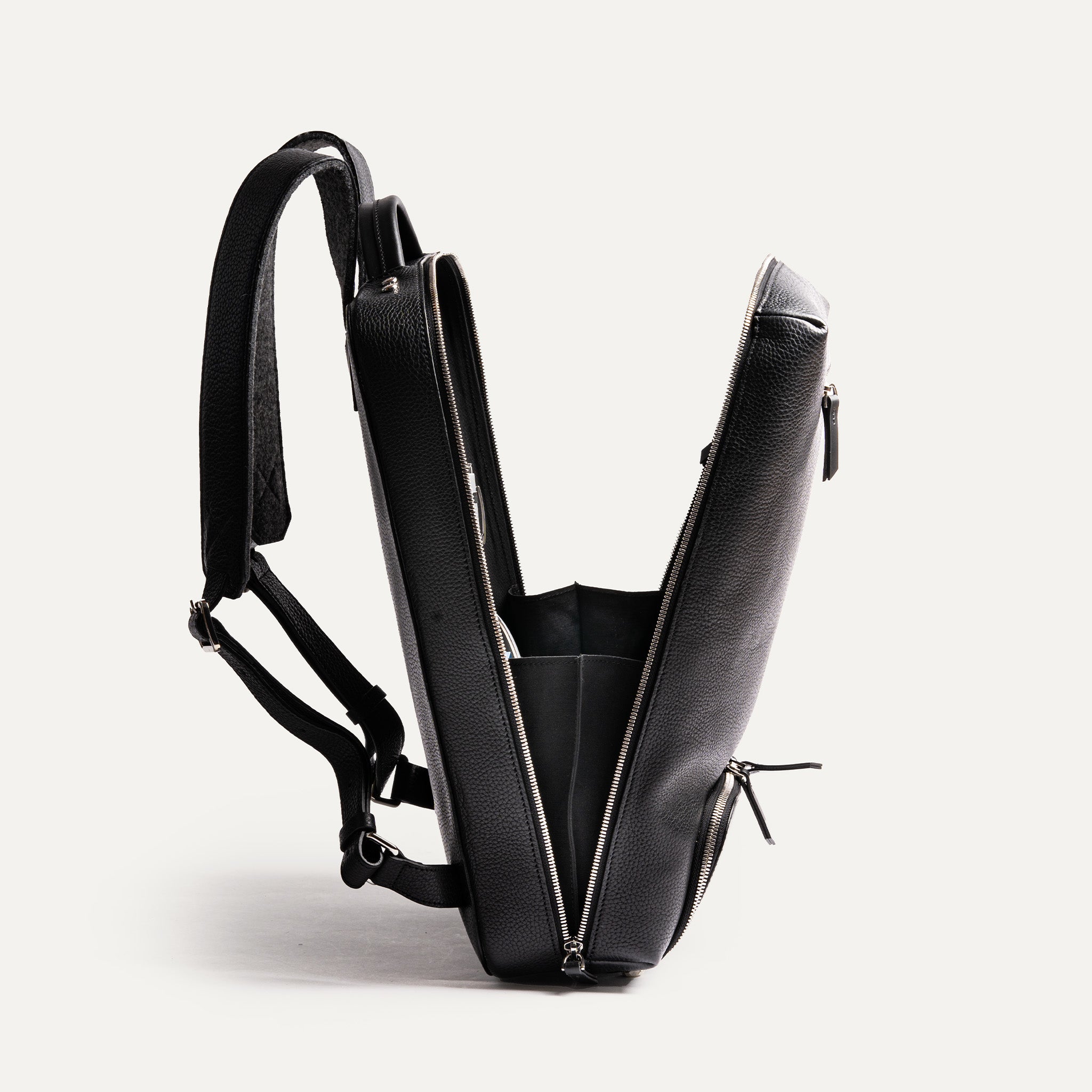 Ce sac à dos offre un compartiment rembourré pour ordinateur portable et de multiples espaces de rangement, ce qui en fait l’accessoire idéal pour ceux qui ont besoin d’organisation.