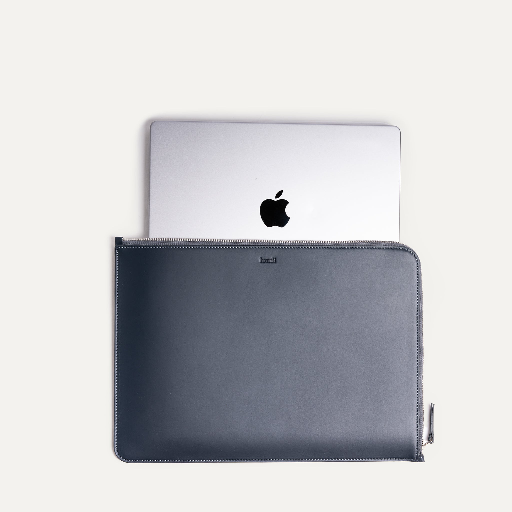 Cette pochette pour ordinateur portable en cuir bleu marine est idéale pour une utilisation quotidienne pour protéger votre ordinateur et vos accessoires, elle protège efficacement contre les chocs et les rayures. 