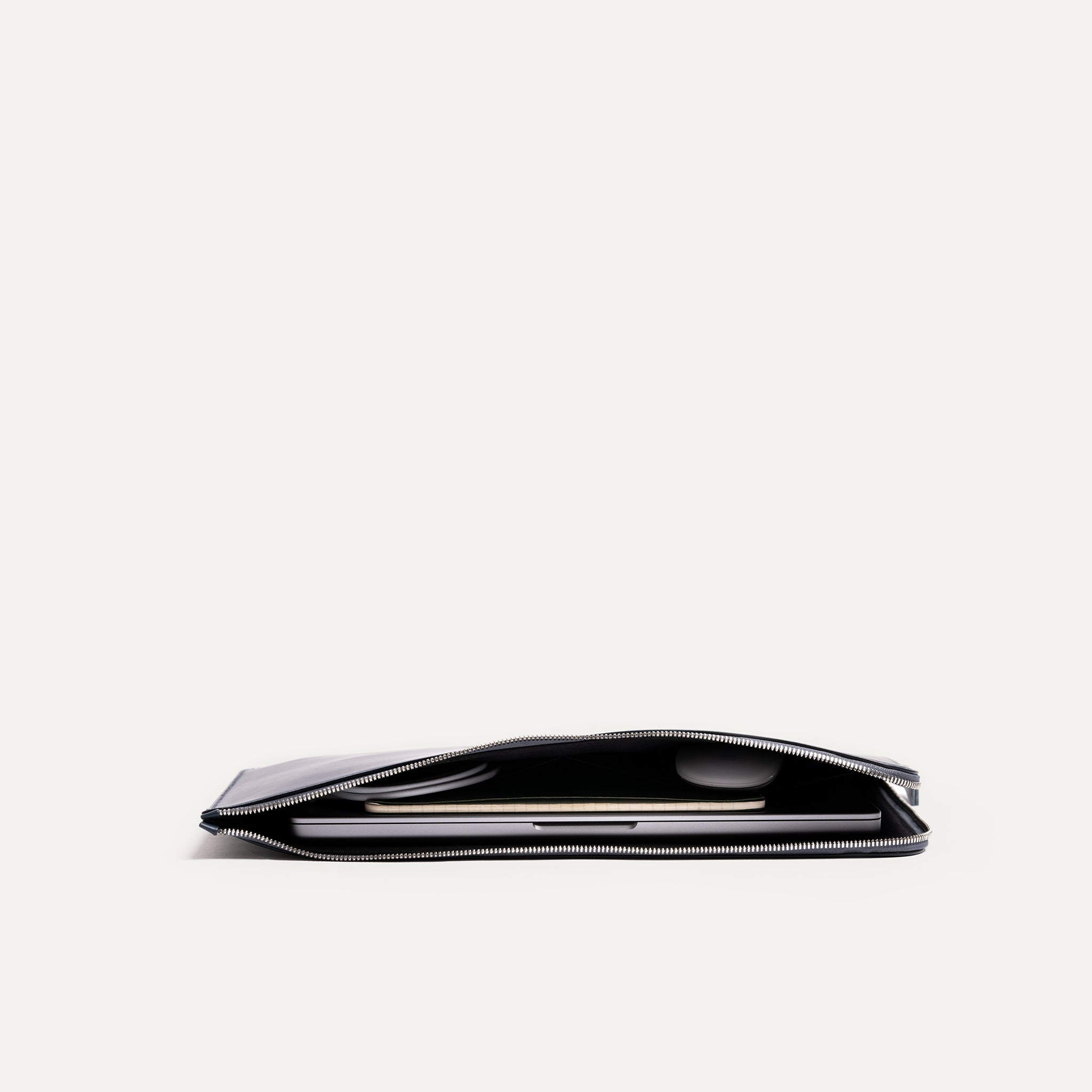  En termes de praticité, cette pochette pour ordi portable à une grande ouverture zippée qui vous séduira par son accessibilité. Les deux poches intérieures (16 cm x 17 cm) sont parfaites pour ranger votre téléphone portable, vos câbles, ou encore votre souris d’ordinateur.