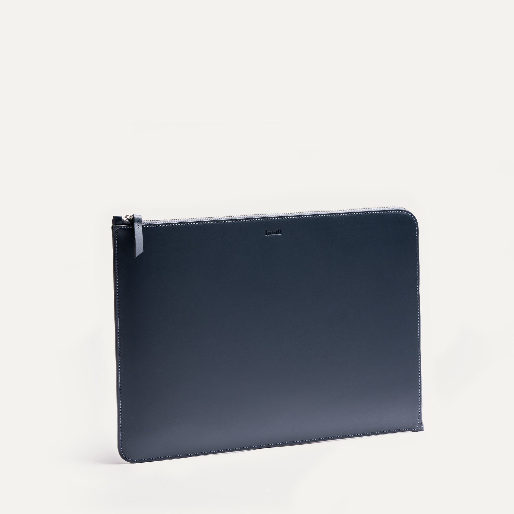 Cette pochette d'ordinateur portable en cuir bleu marine offre un espace de rangement pratique pour vos objets personnels. Son design compact la rend facile à transporter. Avec notre pochette en cuir son design élégant et sa finition de haute qualité en font un accessoire incontournable.