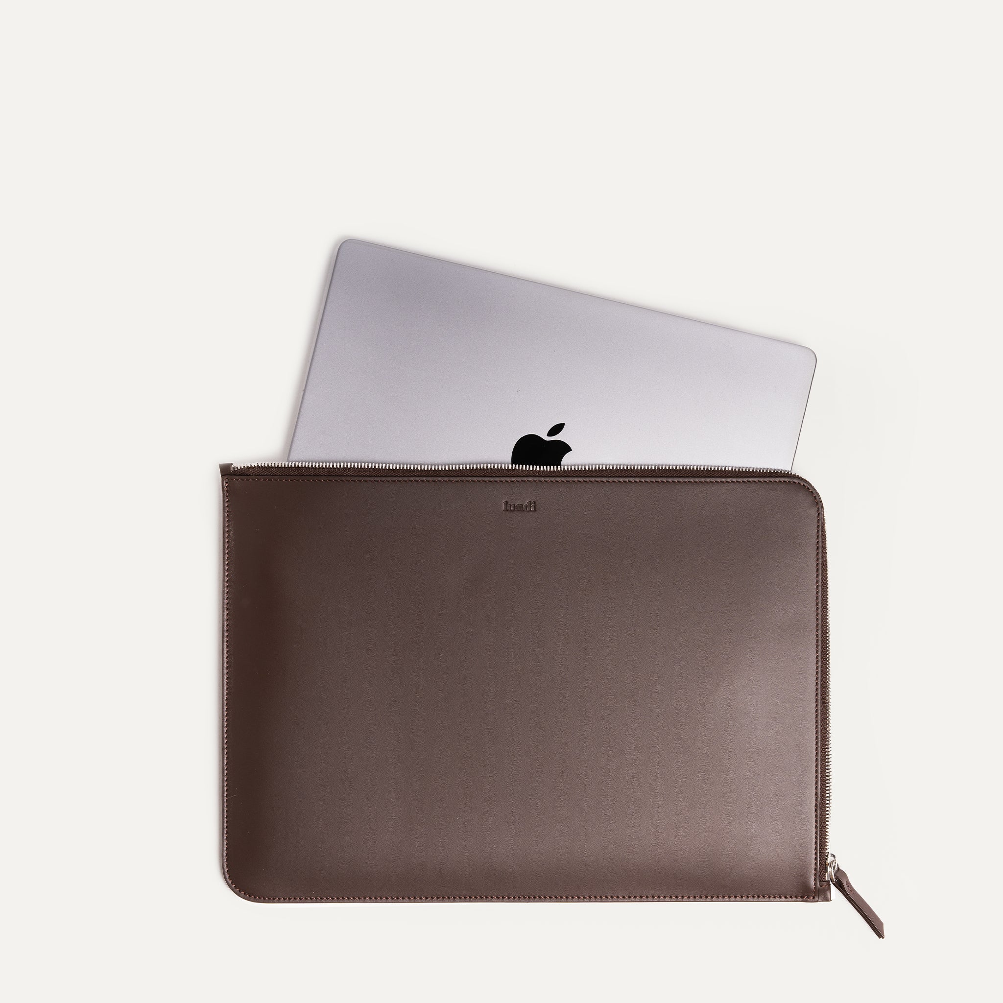 Fabriquée en cuir de haute qualité, cette pochette d'ordinateur portable en cuir marron offre une protection robuste pour votre ordinateur portable. Avec son design épuré, cette pochette en cuir marron est un choix parfait pour ceux qui préfèrent un style minimaliste.