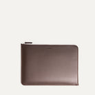 Protégez votre ordinateur avec style grâce à notre pochette pour ordi portable en cuir marron. Elle est conçue pour accueillir confortablement votre ordinateur portable. Elle est idéale pour transporter votre ordinateur portable au bureau, à l’école ou lors de vos déplacements.