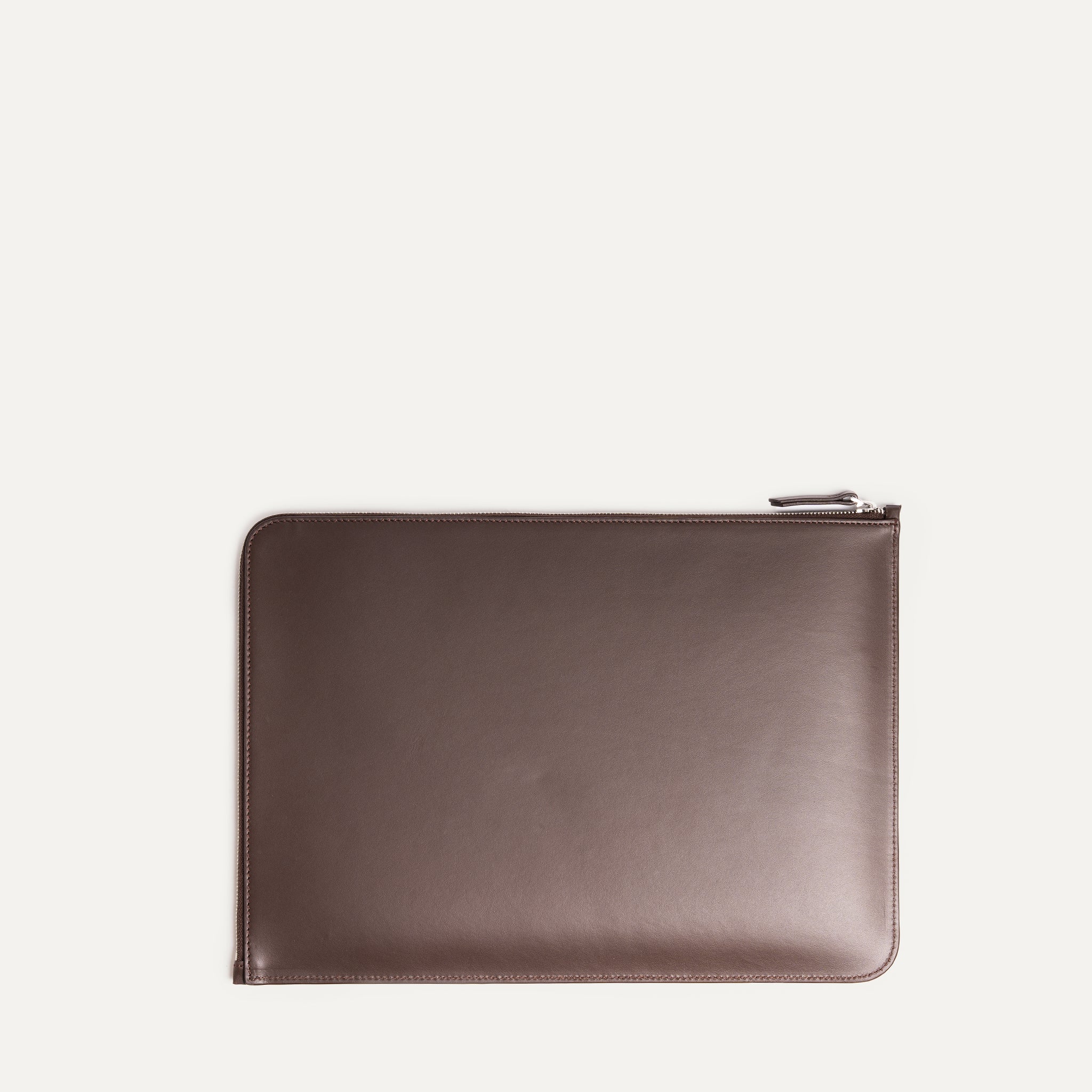 Cette pochette d'ordi portable en cuir marron offre une protection pratique pour votre ordinateur. Son design compact la rend facile à transporter. Ajoutez une touche de modernité à votre équipement informatique avec notre pochette en cuir marron. Son design élégant en fait un accessoire incontournable.