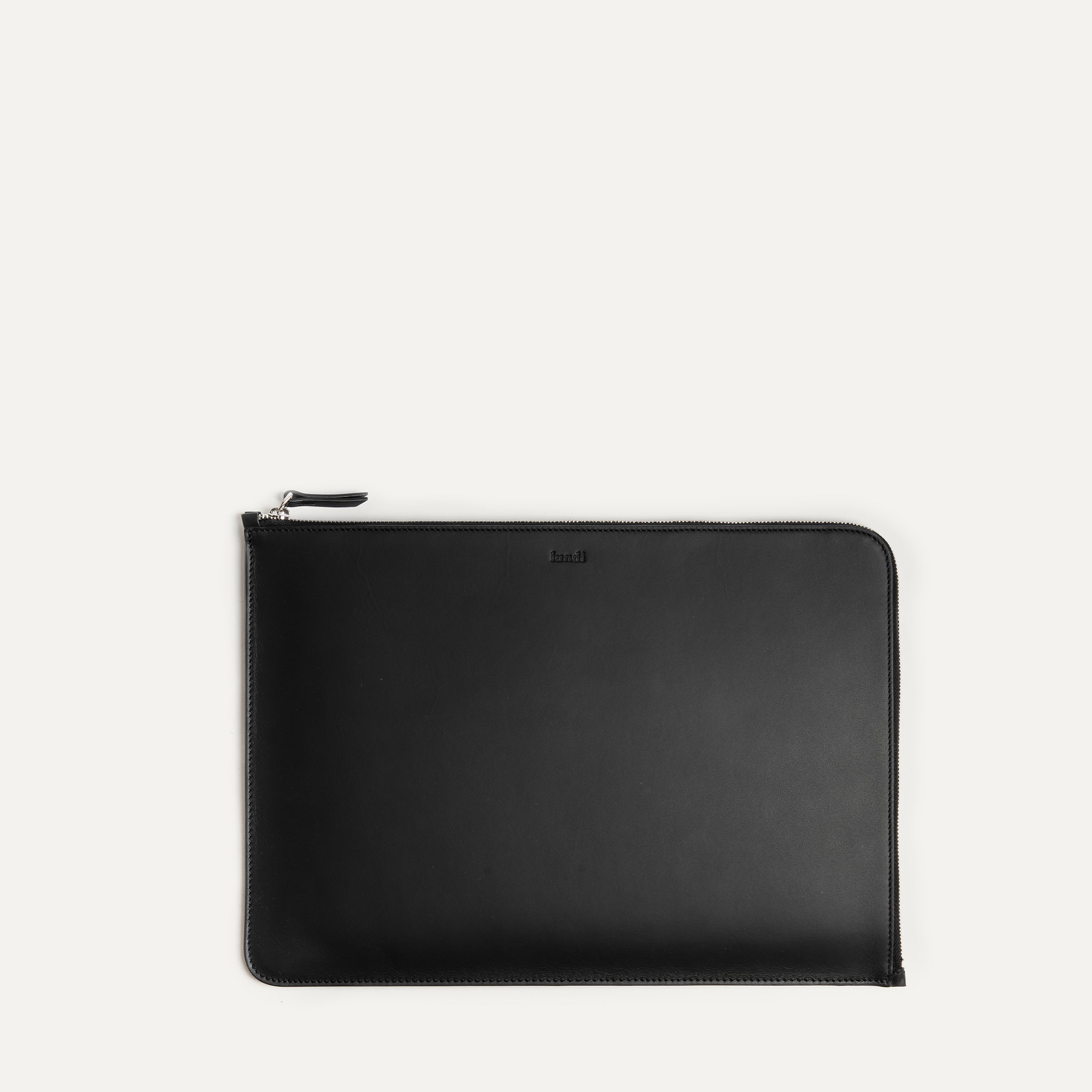 Optez pour une pochette d'ordinateur portable en cuir noire pour allier style et protection de votre ordinateur. Fabriquée à la main avec un cuir pleine fleur de haute qualité, elle garantit une tenue parfaite dans le temps. Le design épuré et intemporel intègre une doublure matelassée pour une protection optimale.