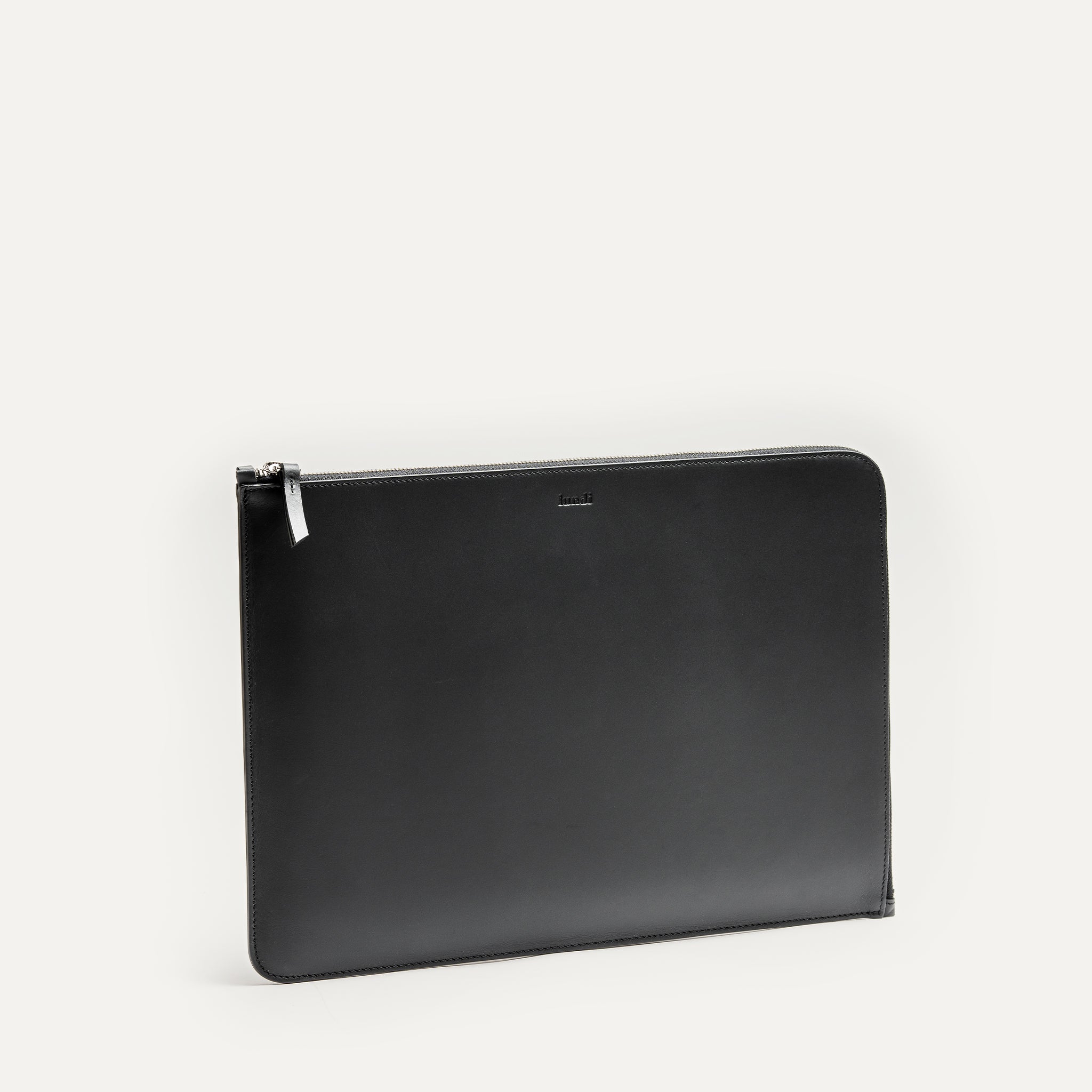 Protégez votre ordinateur portable avec la pochette en cuir pour ordi noire, une solution élégante et durable.une doublure matelassée pour une protection maximale. Une grande ouverture zippée permet un accès rapide. Deux poches intérieures pour ranger vos accessoires essentiels.