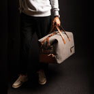 Ce sac de voyage gris et marron est l'accessoire de week-end parfait pour ceux qui cherchent à allier style et fonctionnalité. Son design compact permet un rangement efficace de vos affaires essentielles, tandis que ses poignées robustes assurent une prise en main confortable et sécurisée.