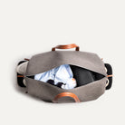 Ce sac de voyage gris et camel en toile et cuir est parfait pour une escapade de week-end ou un voyage d’affaires. Son design polyvalent s’adapte à toutes vos aventures.