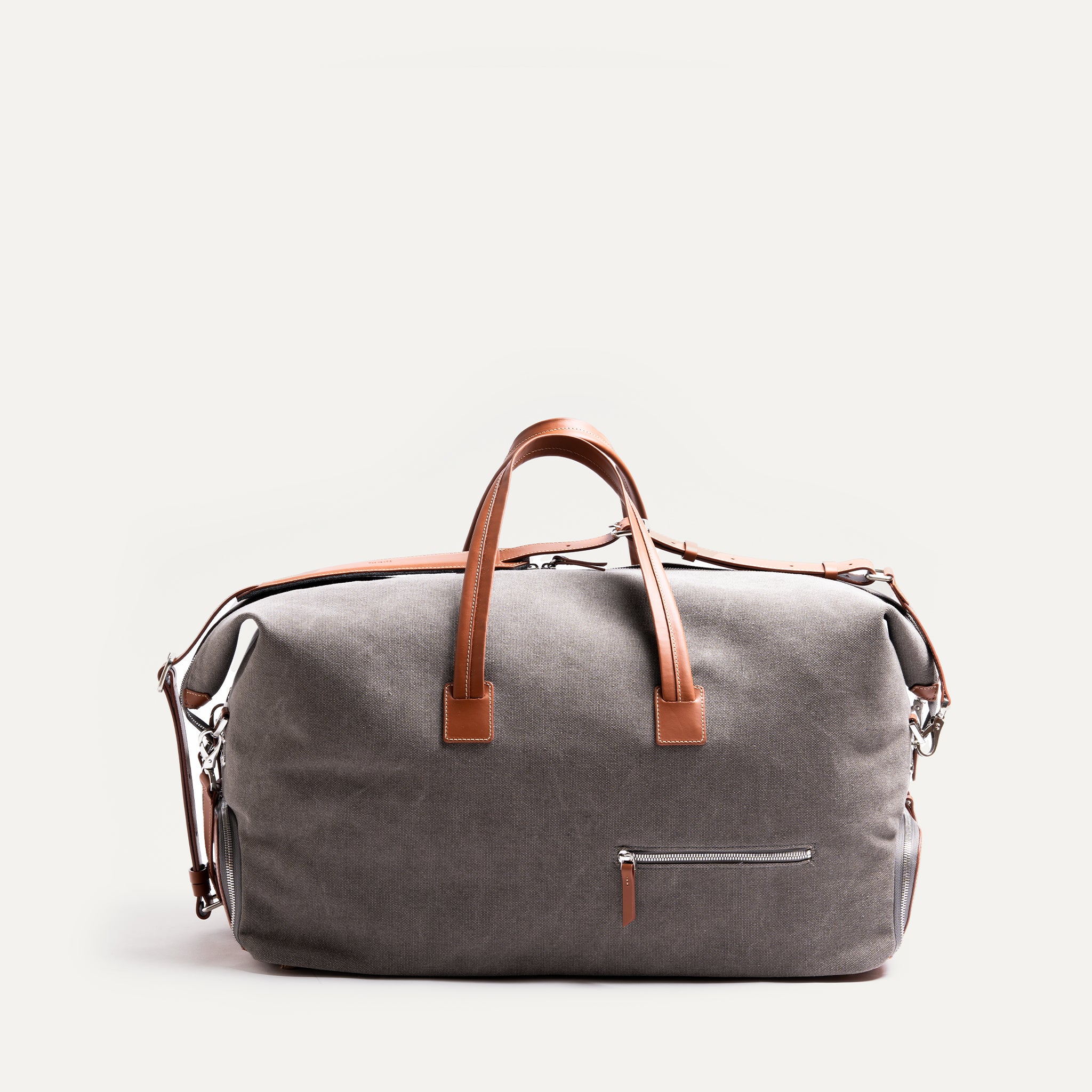 ce sac de voyage gris et cognac comporte une poche plate extérieure pour votre passeport / pièce d’identité pour un accès plus facile à vos papiers. 