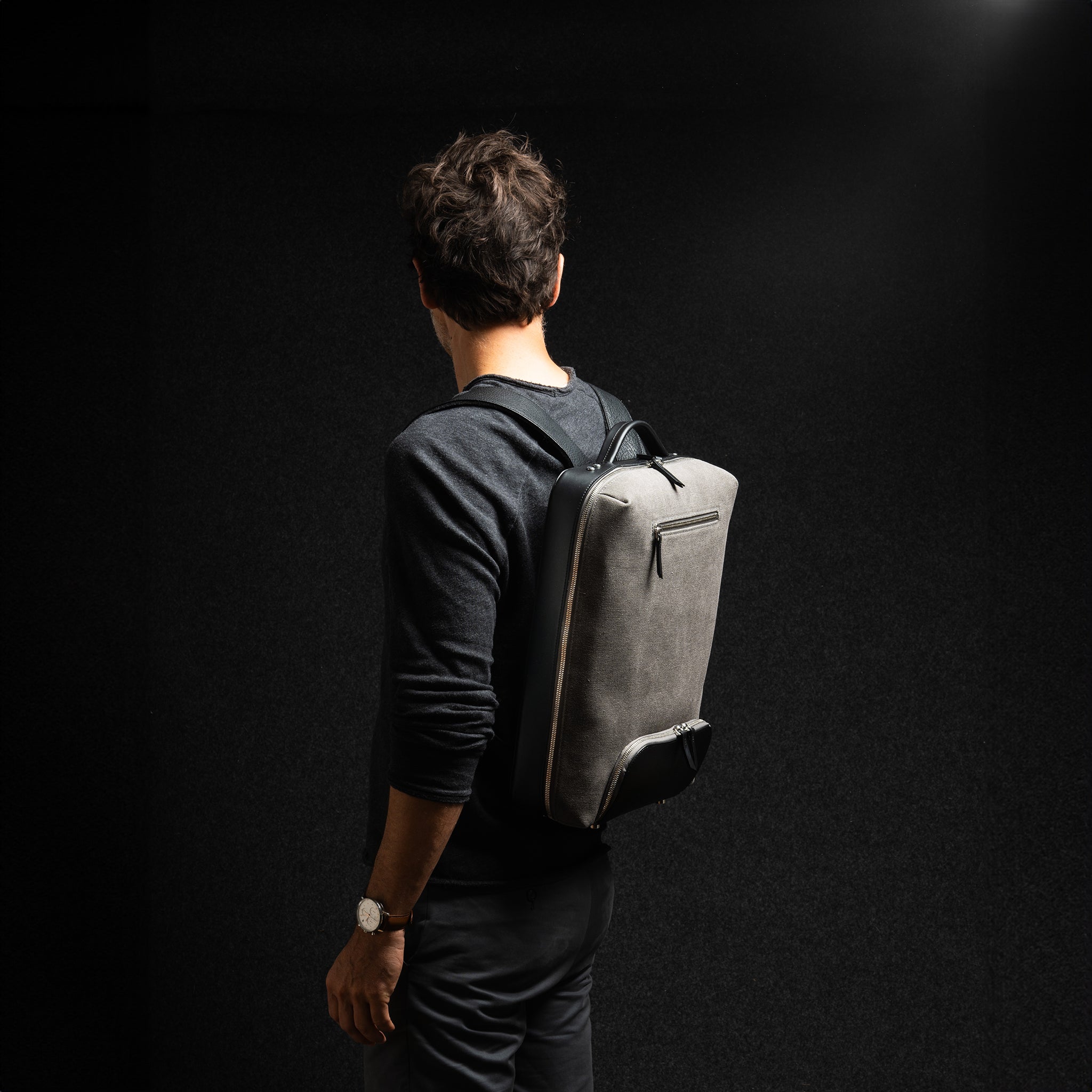 Conçu pour les hommes d'affaires, ce sac à dos en toile et cuir offre un espace sécurisé pour votre ordinateur portable. Ses multiples compartiments permettent une organisation facile de tous vos accessoires de bureau, tout en maintenant un look professionnel.