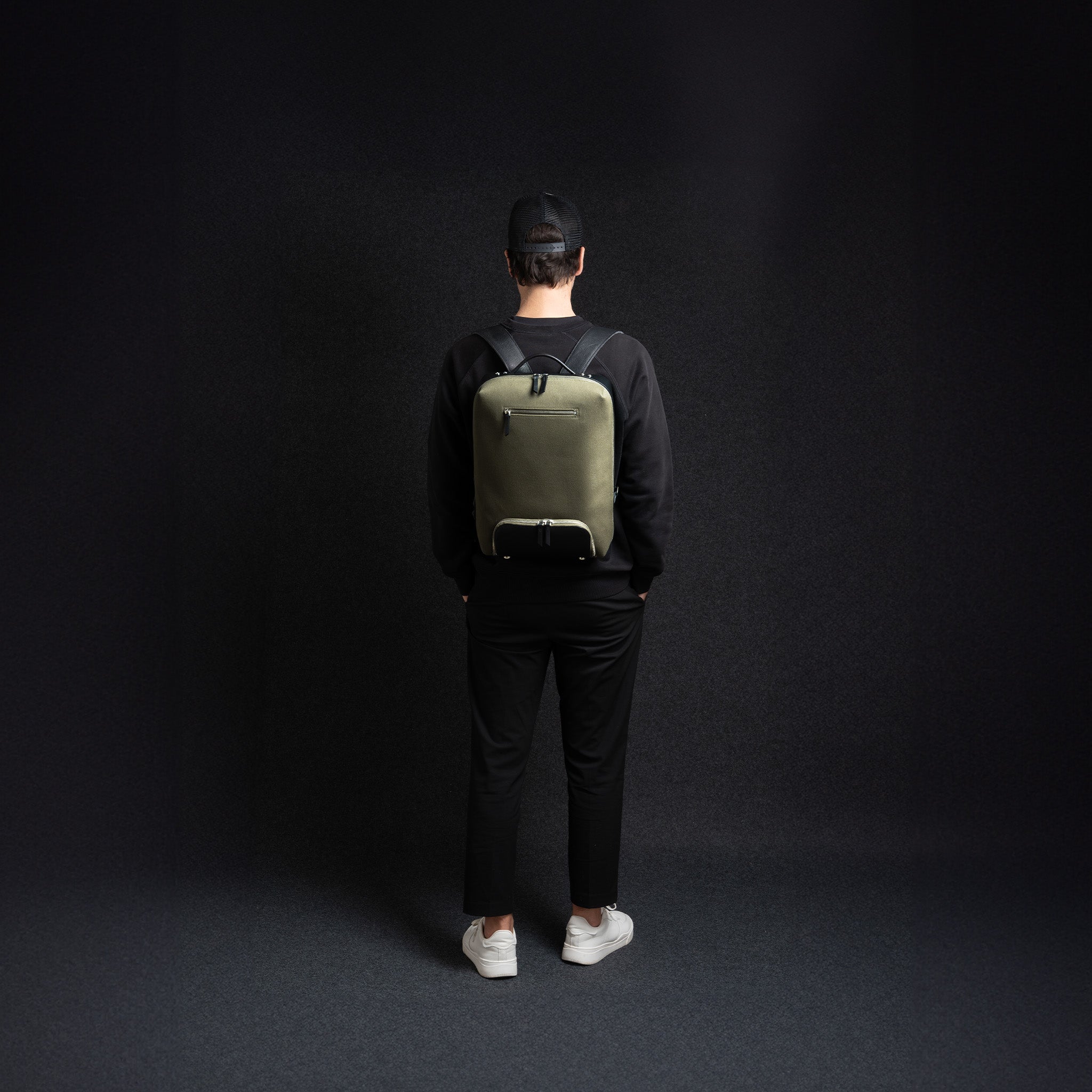 Sac à dos ordinateur portable en toile et cuir pour homme. Ce sac à dos est conçu pour offrir confort et protection à votre équipement. Son design moderne et élégant est parfait pour le travail.