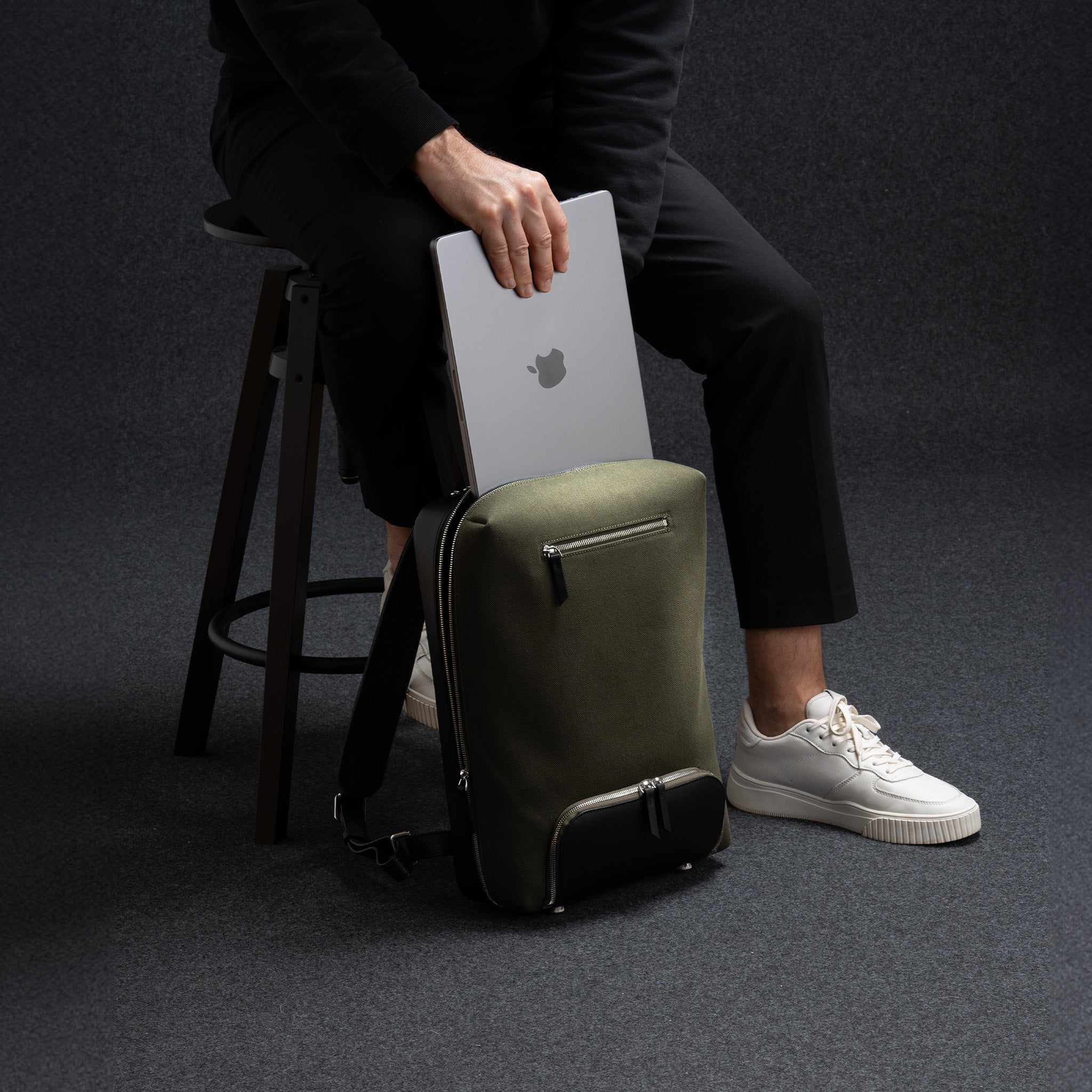 Sac à dos travail homme en toile et cuir, conçu pour transporter un ordinateur portable en toute sécurité. Ce sac à dos offre un design élégant et une grande capacité de rangement. Parfait pour les professionnels en déplacement.