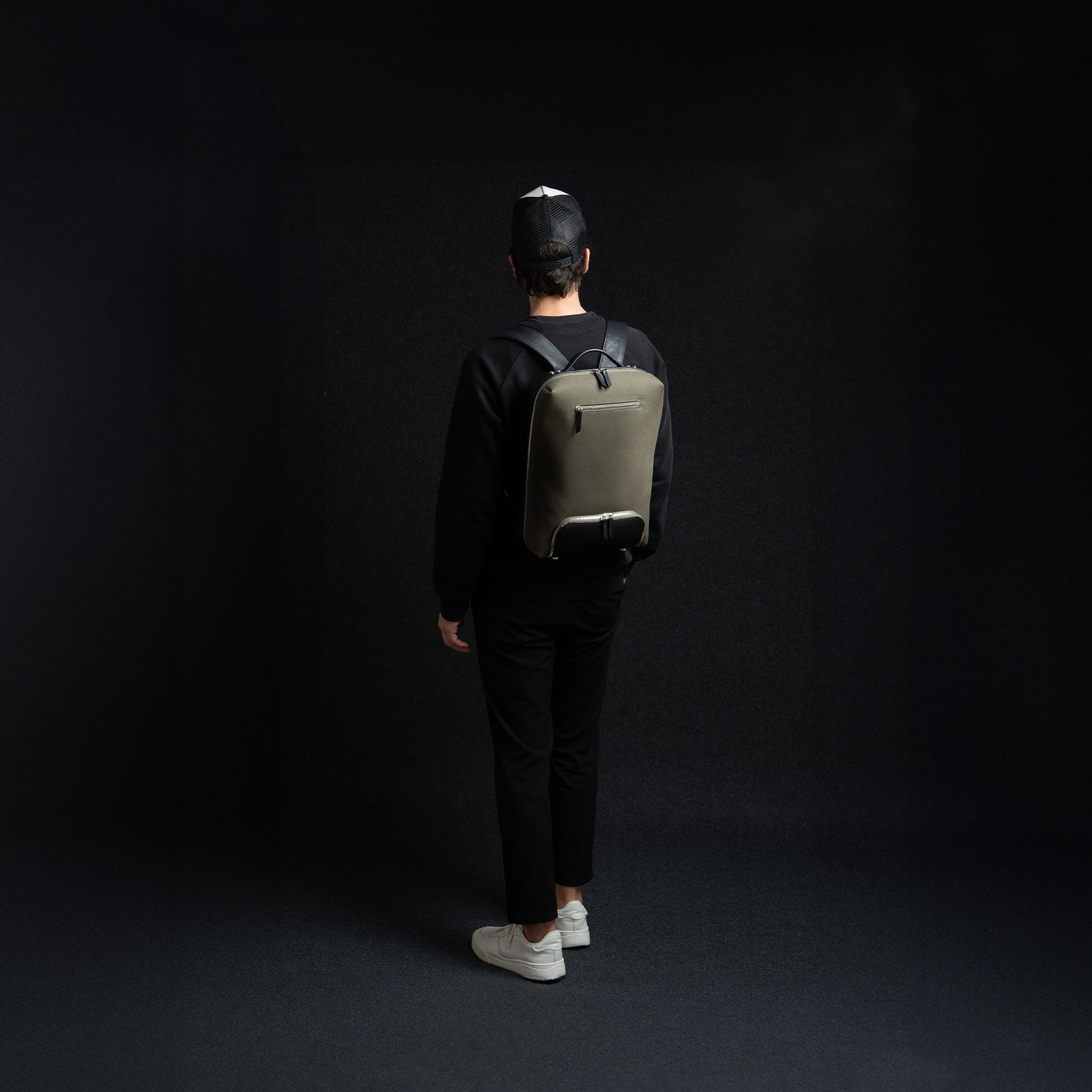 Sac à dos en toile et cuir pour homme, spécialement conçu pour les ordinateurs portables. Ce sac à dos offre une grande capacité de rangement et un design sophistiqué. Parfait pour les journées de travail et les voyages d'affaires.