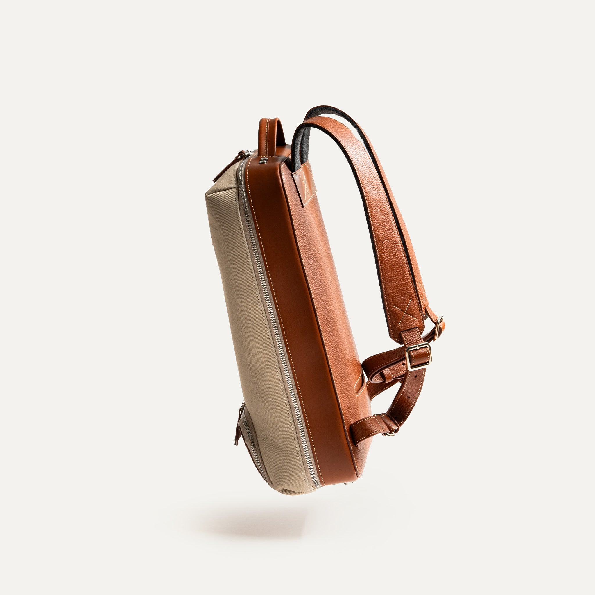 Avec ses 4 poches en néoprène, ce sac est parfaitement équipé pour ranger vos accessoires de bureau en toute sécurité, tandis que les 2 poches plaquées sont idéales pour organiser vos cartes de visite lors de vos déplacements professionnels.