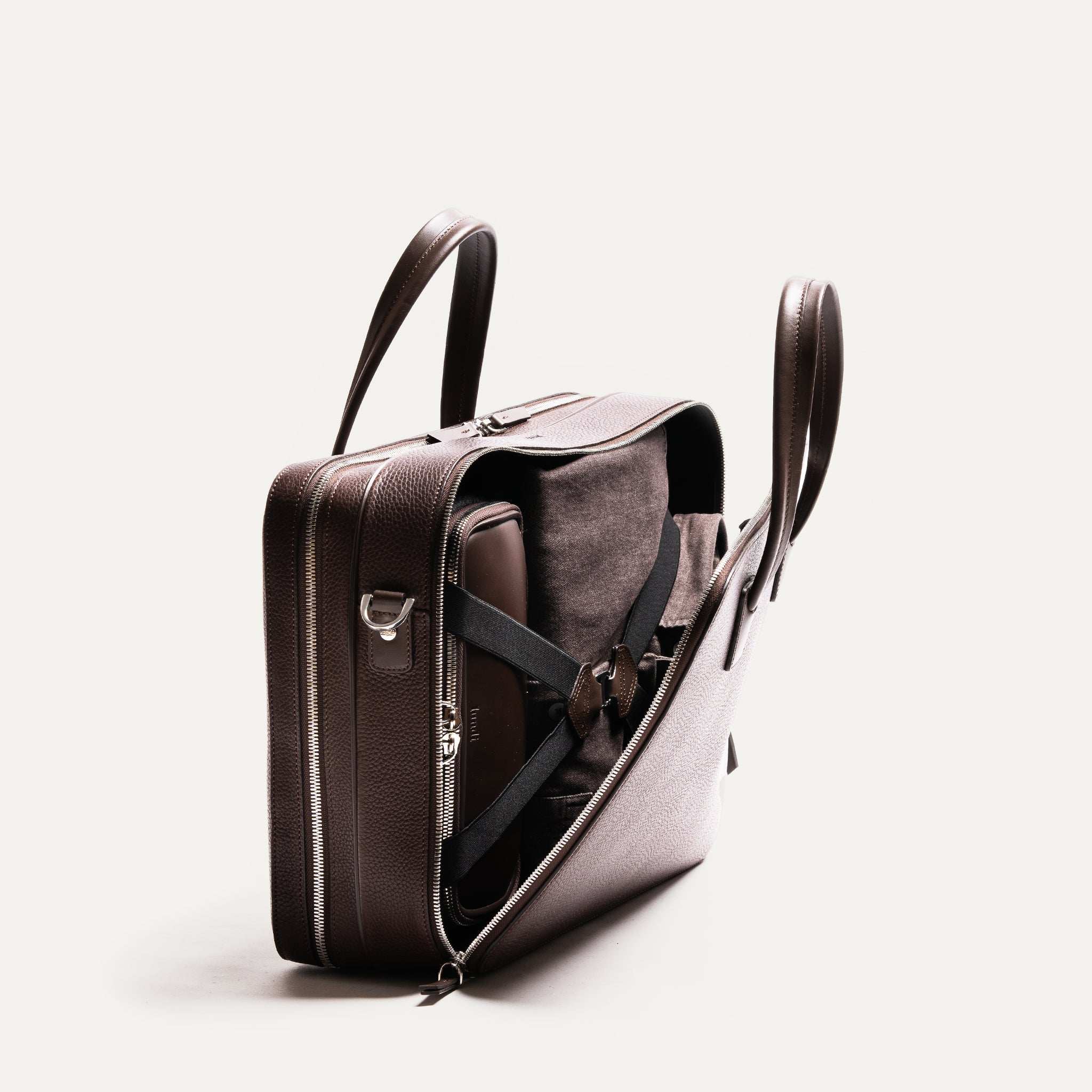 ce sac pour ordi sera idéal pour ranger vos dossiers volumineux ou vos accessoires indispensables à vos journées de travail.