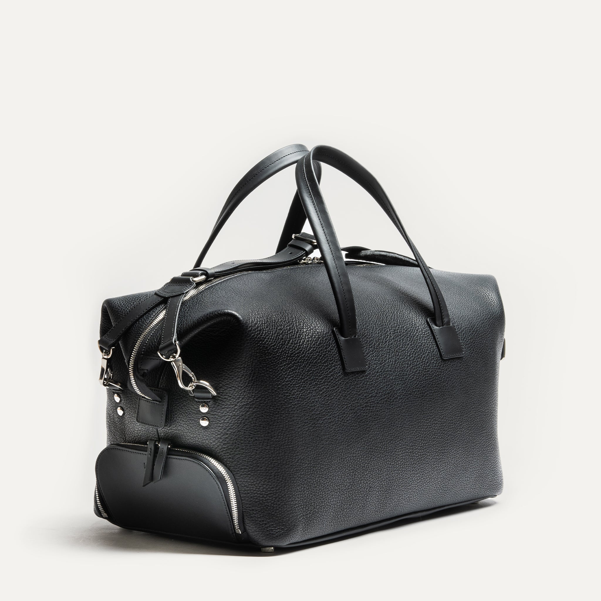 Ce sac de voyage en cuir noir est à la fois compact et spacieux, idéal pour les voyages courts. Il comprend une poche pour ordinateur, des poches pour câbles et accessoires, et 2 poches extérieures pour chaussures ou linge. Parfait pour le travail et les loisirs, il combine style et fonctionnalité.