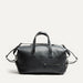 Ce sac en cuir noir est à la fois compact et spacieux, idéal pour les voyages de quelques jours. Il offre un espace de rangement pour vêtements et une poche pour ordinateur.