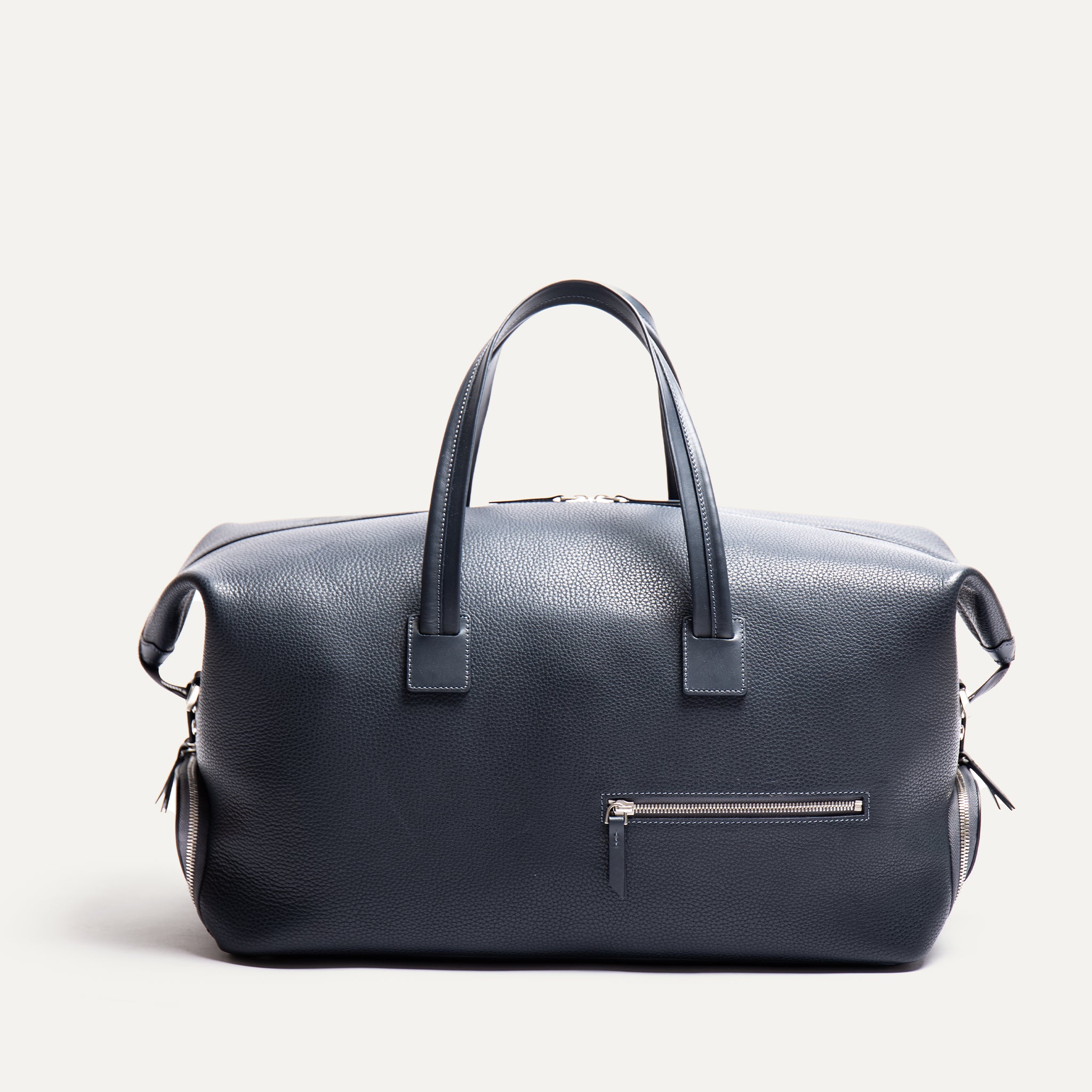 Profitez de vos week-ends avec ce sac en cuir marine haut de gamme. Élégant et spacieux, il est conçu pour ceux qui apprécient la qualité et la praticité. Idéal pour un court séjour ou une escapade.