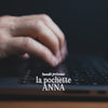 La pochette ordinateur Anna est plus qu'une simple pochette, c'est un véritable briefcase format XS. Son design vous permet en effet d'y ranger votre ordinateur, vos câbles, votre chargeur, votre souris, votre disque dur externe ou encore vos documents A4.